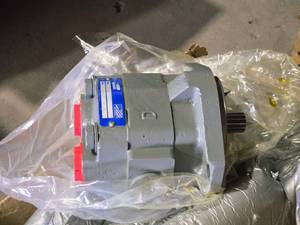 lot 124 image: Meters Hydraulic Gear Pump #1718918 (in original packaging)
