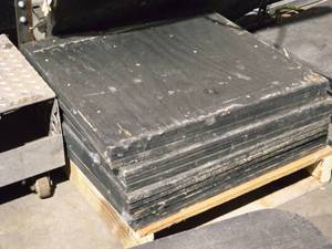 lot 137 image: Lot of (4) Wooden Stabilizer Supports 24 x 24 x 2