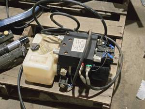 lot 191 image: Hiniker Snow Plow Hydraulic Control Valve Manifold