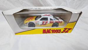 lot 10 image: 124 MAC Tools-Dale Jarrett-#32, 1995 T-Bird