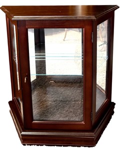 lot 10 image: Vintage Pulaski Furniture Canted Console Glass Shelf & Back Mirror
