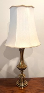 lot 70 image: Classy Vintage Brass Lamp