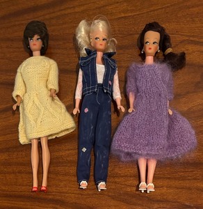lot 123 image: Set of 3 Vintage Barbie Dolls with Style Outfits
