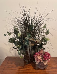 lot 125 image: Pretty Faux Florals and Greenery