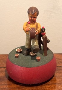 lot 128 image: Vintage Reuse Drummer Boy Figurine