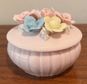 lot 187 image: Lenwile China Ardalt Japan Pastel Porcelain Flowers Powder Jar