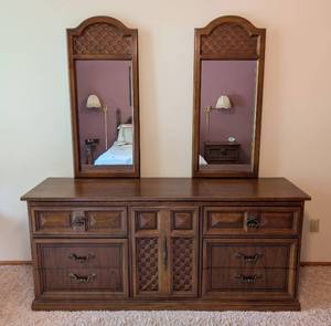 lot 21 image: Vintage Dixie Spanish Style Mirrored Dresser