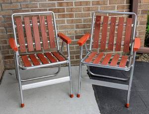lot 147 image: Pair of Vintage Wood Slat Folding Chairs