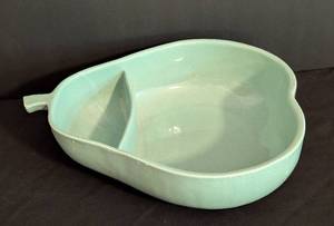 lot 157 image: Vintage Green Pfaltzgraff Pear Shaped Serving Bowl