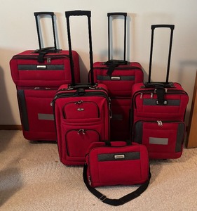 lot 229 image: Five Piece Sonoma Suitcases