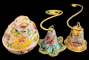 lot 104 image: Beautiful Vintage Ornate and Decorative Two Candle Snuffers and Trinket Box