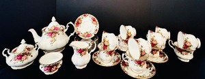 lot 92 image: Royal Albert Old Country Roses Collection Bone China Tea Service