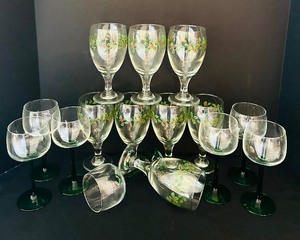 lot 94 image: Beautiful Wine Glasses with Green Stems and Holly Designs