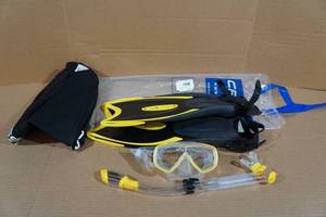 lot 99 image: Cressi Adult Rondine Palau Fin Snorkel Set - Fin Size XSS