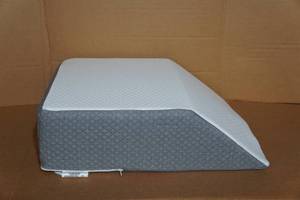 lot 14 image: Elevated Leg Pillow