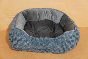 lot 15 image: Small Pet Bed