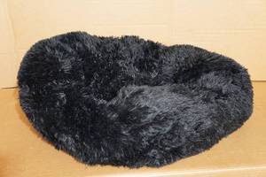 lot 33 image: Plush Pet Bed