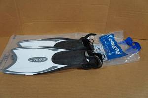 lot 104 image: Cressi Rondine Palau WhiteBlack Fins - ML