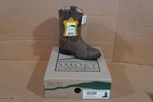 lot 138 image: Smoky Mountain Boots - Kids Size 12