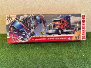 lot 6 image: Transformers Platinum Edition Optimus Prime with Trailer
