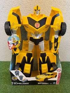 lot 9 image: Transformers Super Bumblebee