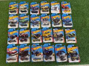 lot 27 image: 24 Hot Wheels