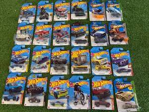 lot 51 image: 24 Hot Wheels