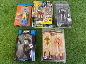 lot 125 image: Mixed Figures - Robocop, Batman, Zealot, Terra & Sting