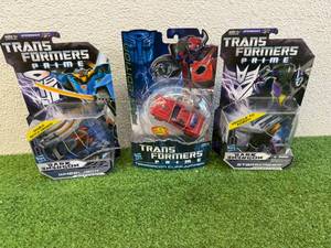 lot 128 image: Transformers Prime Wheeljack, Terrorcon Cliffjumper & Starscream