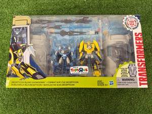 lot 194 image: Transformers Decepticon Island Showdown