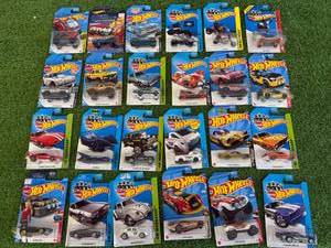 lot 227 image: 24 Hot Wheels