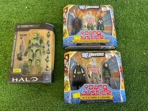 lot 254 image: Halo Master Chief & Young Justice Figures