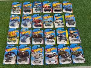lot 265 image: 24 Hot Wheels