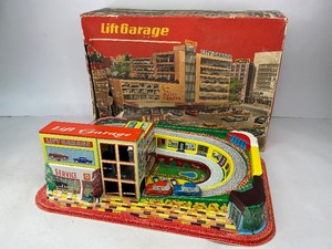 lot 81 image: Lift Garage Toy Car Playset with Box