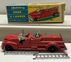 lot 4 image: Vintage Hubley Hook and Ladder Fire Engine in Original Box #471 Metal Kiddie Toy