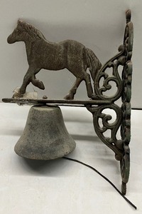 lot 7 image: Vintage Cast Iron Wall Mounted Dinner or Farm Bell Horse Design