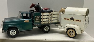 lot 14 image: Vintage Tonka Tonka Farms Truck Trailer and Horses