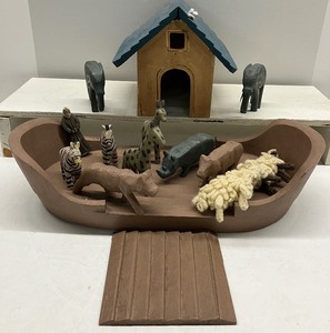 lot 79 image: Noahs Ark Wooden with Carved Animals