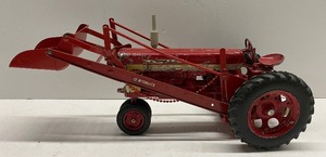 lot 83 image: Vintage Farmall 450 Tractor with McCormick Loader