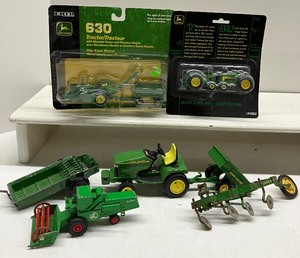lot 27 image: John Deere Vintage Miniature Toy Tractor Lot