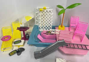 lot 84 image: Vintage 1986 Barbie Tropical Pool and Patio Set by Mattel No Box