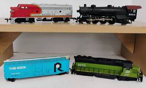 lot 94 image: Lot of 4 Model Train Cars Santa Fe and Burlington Engines