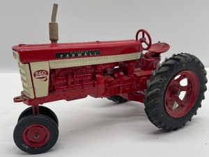 lot 99 image: Ertl IH Farmall 560 Tractor International Harvester