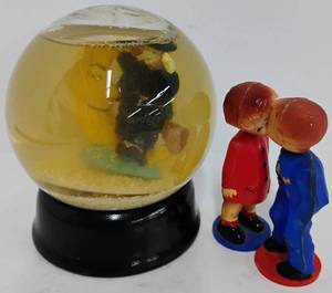 lot 139 image: Vintage Magnetic Kissing Dolls and Vintage Witch Snow Globe