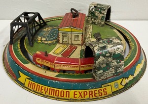 lot 108 image: Marx Toys USA 1940s Honeymoon Express Working with Key