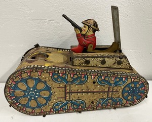 lot 147 image: Vintage Marx Toys 1930s Doughboy Tank Tin Lithograph Wind Up Toy