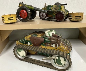 lot 151 image: Vintage Tin Lithograph Tank Toy Lot Marx Cannon