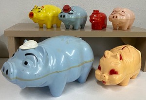 lot 152 image: Piggy Bank Lot Plastic Banks Tipping Hat Banks Lot of 6