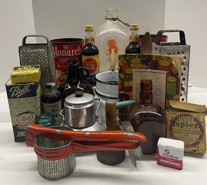 lot 165 image: HUGE Lot of Vintage Kitchen Items 28PC