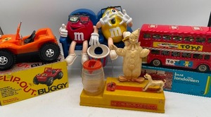 lot 173 image: Flip Out Buggy and Vintage Toy Lot and M&M Snack Dispenser